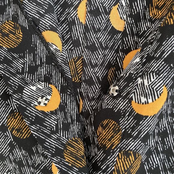 CAbi Eclipse Moon Long Sleeve Crescent Blouse Pullover Blouse Size Small #3131 - Picture 6 of 9